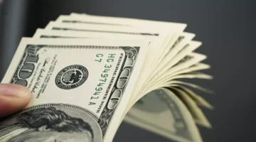 الدولار ينهار 9 قروش في مصر وسط صراع البنوك على السعر الأفضل